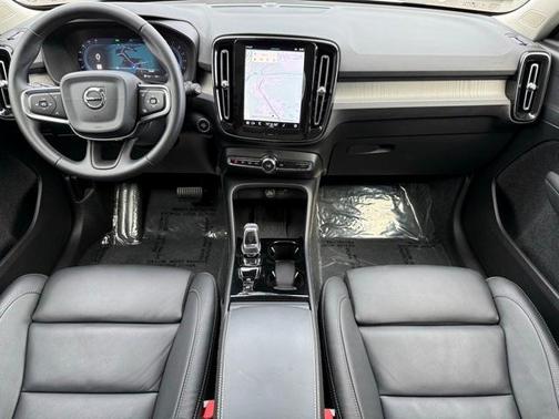 2025 Volvo XC40 B5 Plus Bright Theme