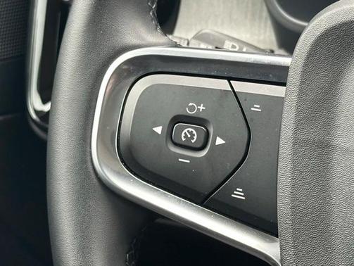 2025 Volvo XC40 B5 Plus Bright Theme