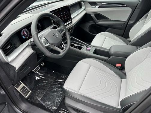 2025 Volkswagen Tiguan 2.0T SE R-Line Black
