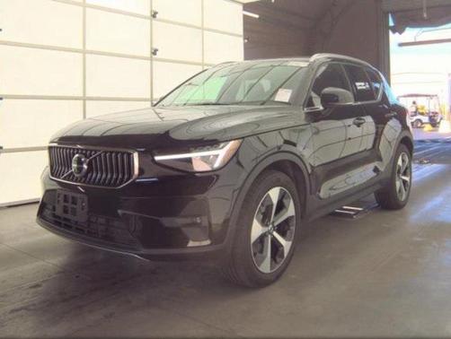 2025 Volvo XC40 B5 Plus Bright Theme