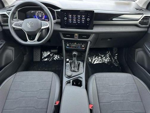 2025 Volkswagen Taos 1.5T SE Black