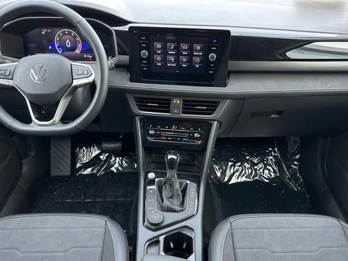 2025 Volkswagen Taos 1.5T SE Black