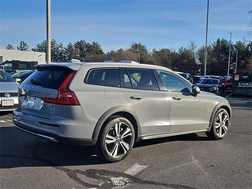 2025 Volvo V60 Cross Country B5 Plus