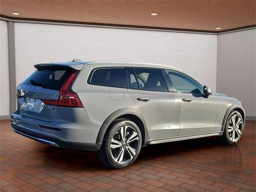 2025 Volvo V60 Cross Country B5 Plus