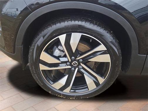 2024 Volvo XC40 B5 Plus Bright Theme