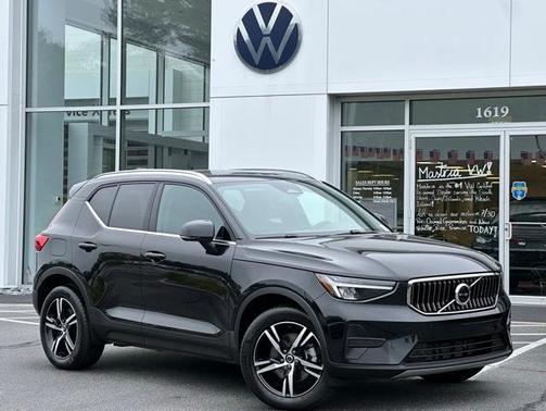 2025 Volvo XC40 B5 Core Bright Theme