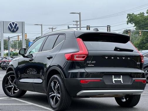 2025 Volvo XC40 B5 Core Bright Theme