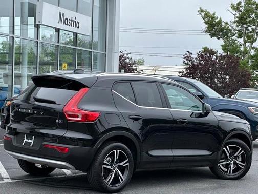 2025 Volvo XC40 B5 Core Bright Theme