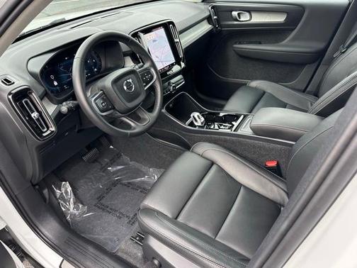 2025 Volvo XC40 B5 Plus Dark Theme