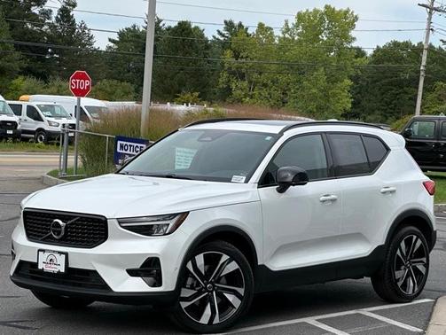 2025 Volvo XC40 B5 Plus Dark Theme
