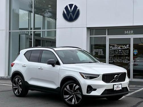 2025 Volvo XC40 B5 Plus Dark Theme
