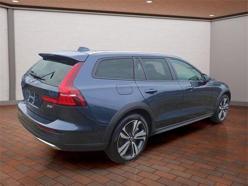 2025 Volvo V60 Cross Country B5 Plus