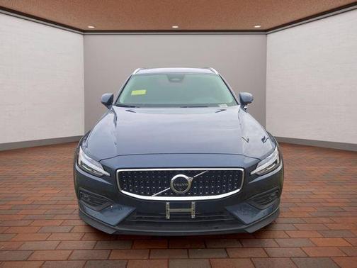 2025 Volvo V60 Cross Country B5 Plus