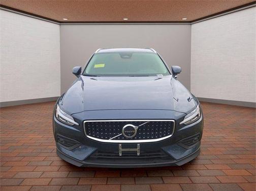 2025 Volvo V60 Cross Country B5 Plus