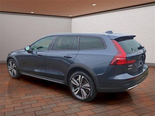 2025 Volvo V60 Cross Country B5 Plus