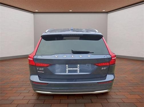 2025 Volvo V60 Cross Country B5 Plus