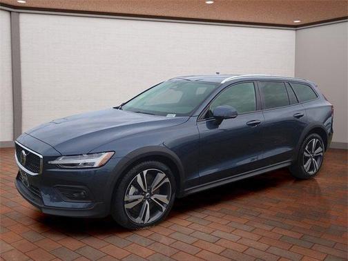 2025 Volvo V60 Cross Country B5 Plus