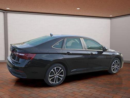 Deep Black Pearl Effect 2026 Volkswagen Jetta 1.5T Sport