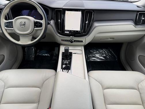 2024 Volvo XC60 Recharge Plug-In Hybrid T8 Core Dark Theme
