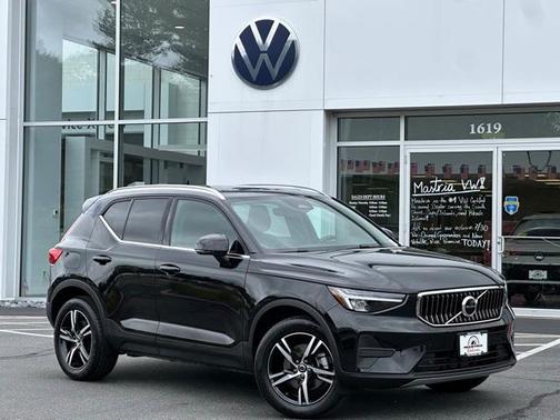 2025 Volvo XC40 B5 Core Bright Theme