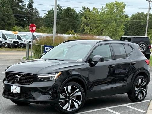 2025 Volvo XC40 B5 Plus Dark Theme