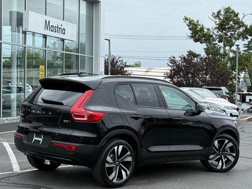 2025 Volvo XC40 B5 Plus Dark Theme