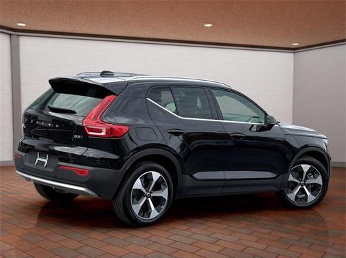 2025 Volvo XC40 B5 Plus Bright Theme