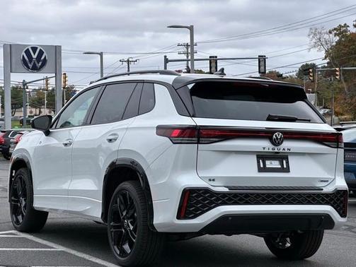 2026 Volkswagen Tiguan 2.0T SE R-Line Black