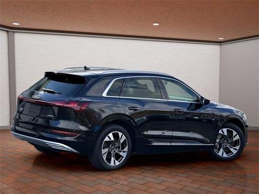 2023 Audi e-tron Premium Plus