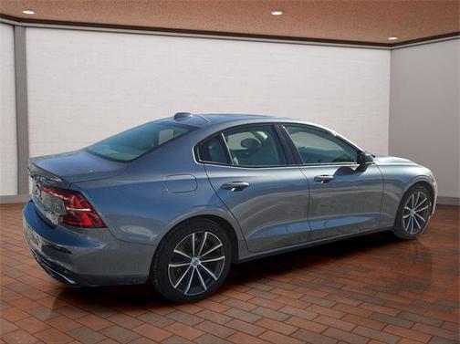 2021 Volvo S60 T5 Momentum