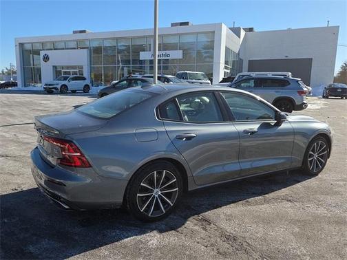 2021 Volvo S60 T5 Momentum