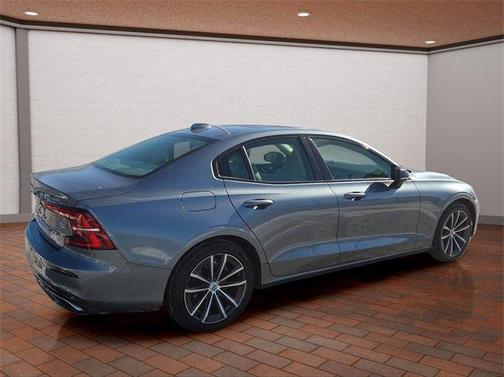 2021 Volvo S60 T5 Momentum