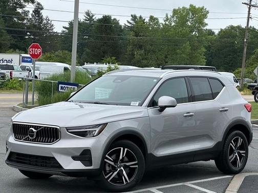 2025 Volvo XC40 B5 Core Bright Theme