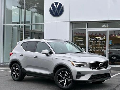 2025 Volvo XC40 B5 Core Bright Theme
