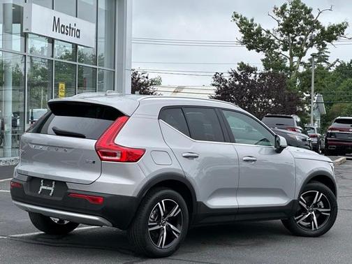 2025 Volvo XC40 B5 Core Bright Theme