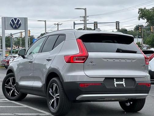 2025 Volvo XC40 B5 Core Bright Theme