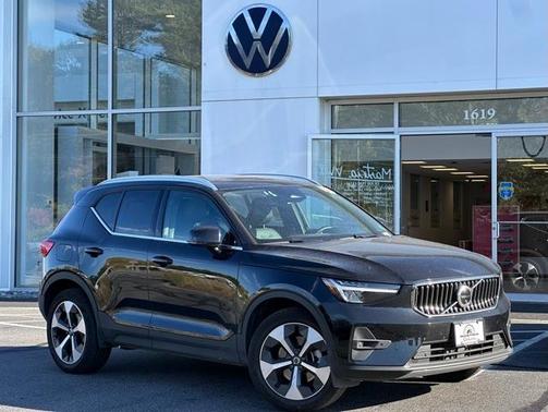 2025 Volvo XC40 B5 Plus Bright Theme