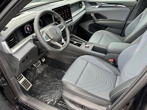 2025 Volkswagen Tiguan 2.0T SE R-Line Black