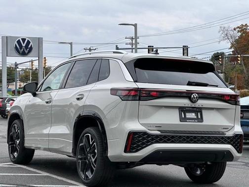 2026 Volkswagen Tiguan 2.0T SEL R-Line