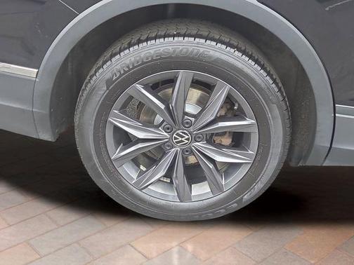 Deep Black Pearl Effect 2023 Volkswagen Tiguan 2.0T SE