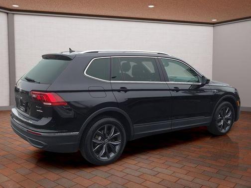 Deep Black Pearl Effect 2023 Volkswagen Tiguan 2.0T SE