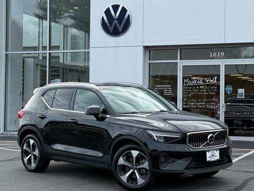 2025 Volvo XC40 B5 Plus Bright Theme