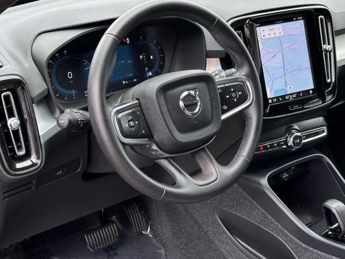 2025 Volvo XC40 B5 Core Bright Theme