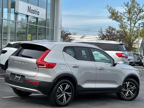 2025 Volvo XC40 B5 Core Bright Theme