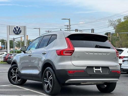 2025 Volvo XC40 B5 Core Bright Theme