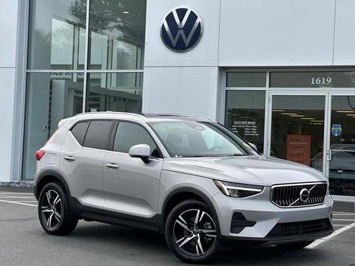 2025 Volvo XC40 B5 Core Bright Theme