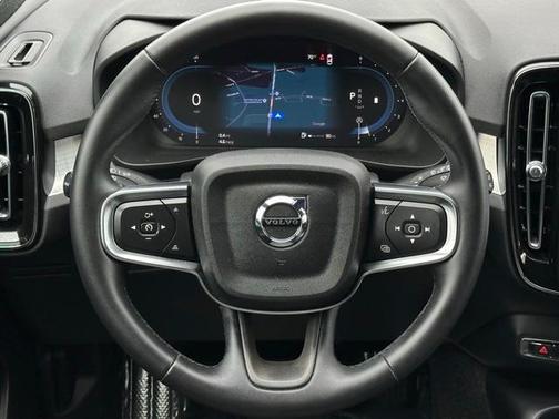 2025 Volvo XC40 B5 Core Bright Theme