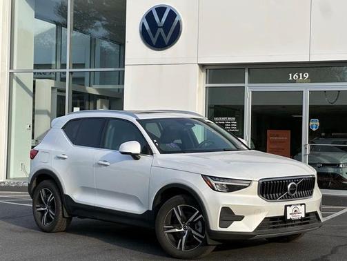 2025 Volvo XC40 B5 Core Bright Theme