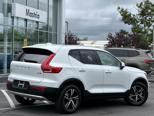 2025 Volvo XC40 B5 Core Bright Theme