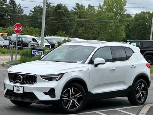 2025 Volvo XC40 B5 Core Bright Theme